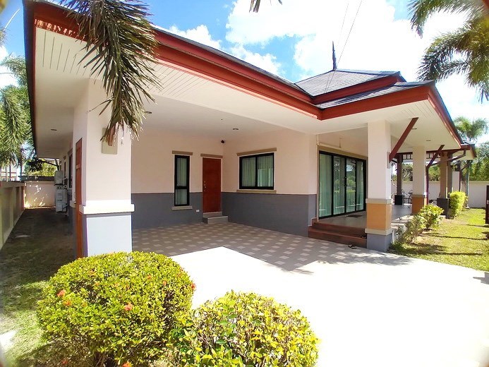 House for sale Pattaya showing the carport House for sale Pattaya showing the carport