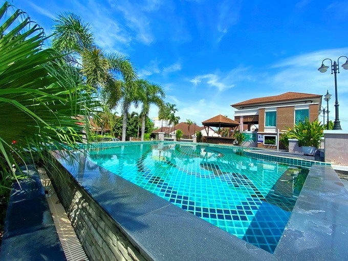 House for rent Pattaya showing the communal pool 
