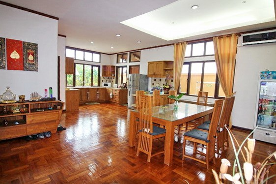 House for rent East Jomtien showing the dining and kitchen area