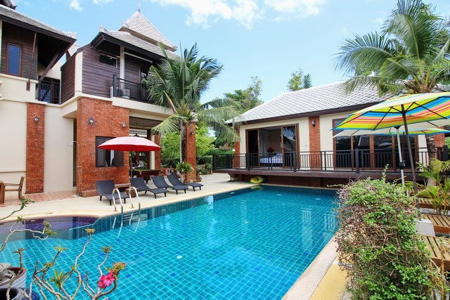 House for rent East Jomtien showing the house and pool