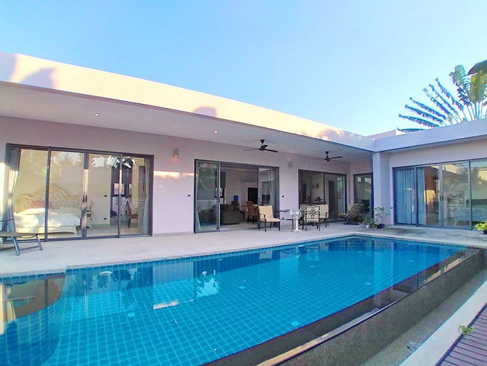 House for rent Pattaya showing the house and pool 