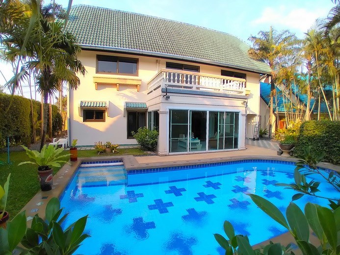 House for rent Pattaya showing the house, garden and pool