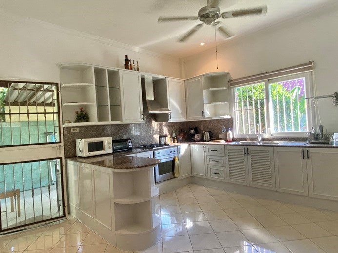 House for rent Pattaya showing the kitchen 