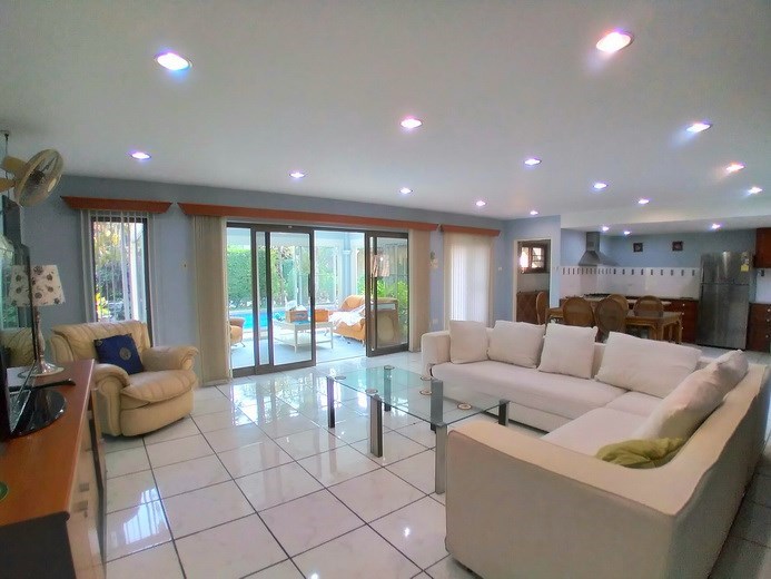 House for rent Pattaya showing the living, dining and kitchen areas 