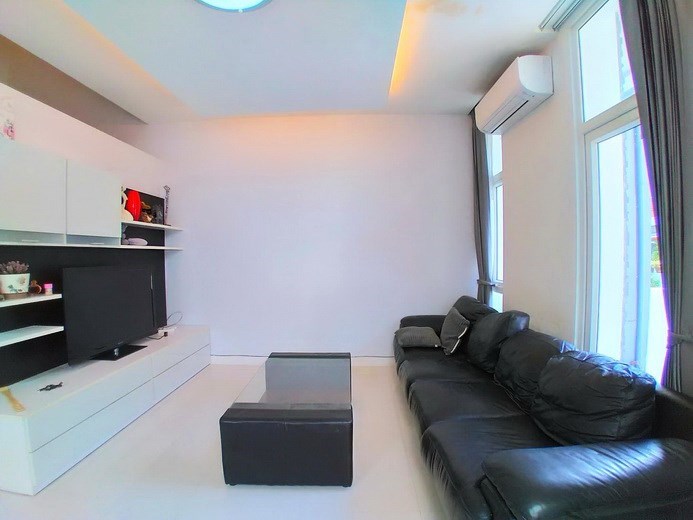 House for rent Pattaya showing the living room House for rent Pattaya showing the living room