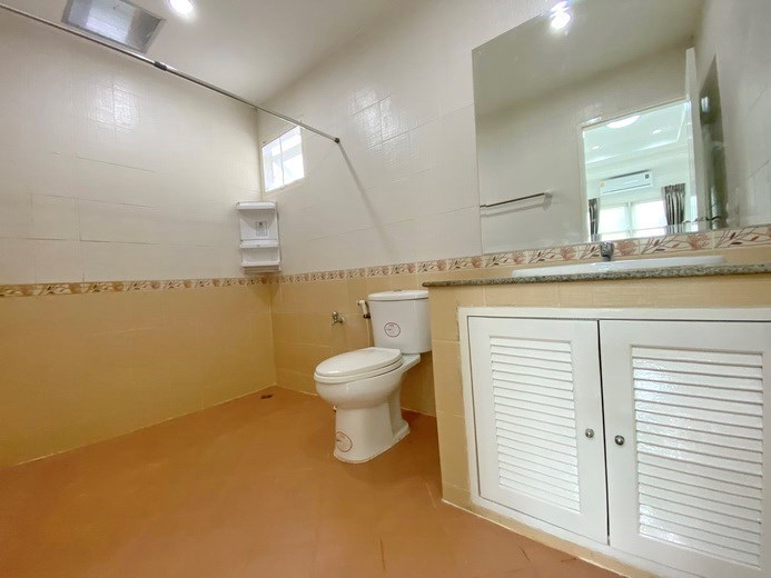 House for rent Pattaya showing the master bathroom