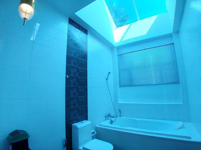 House for sale Pattaya showing the master bathroom House for sale Pattaya showing the master bathroom