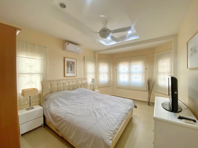 House for rent Pattaya showing the master bedroom 