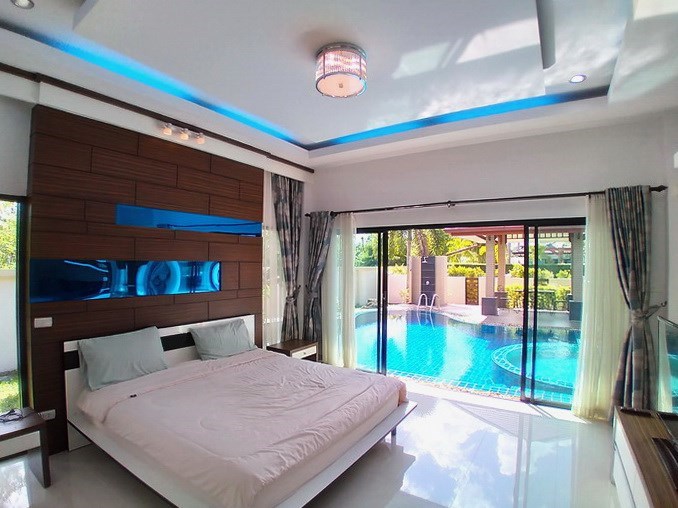 House for sale Pattaya showing the master bedroom pool side House for sale Pattaya showing the master bedroom pool side