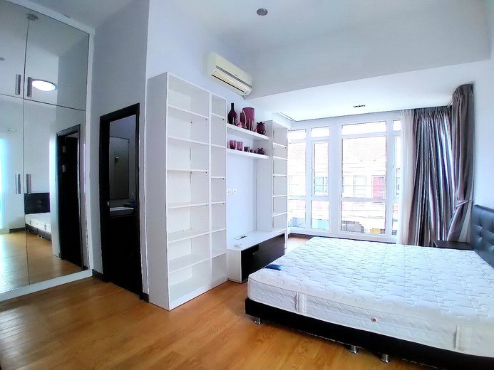 House for rent Pattaya showing the master bedroom suite House for rent Pattaya showing the master bedroom suite