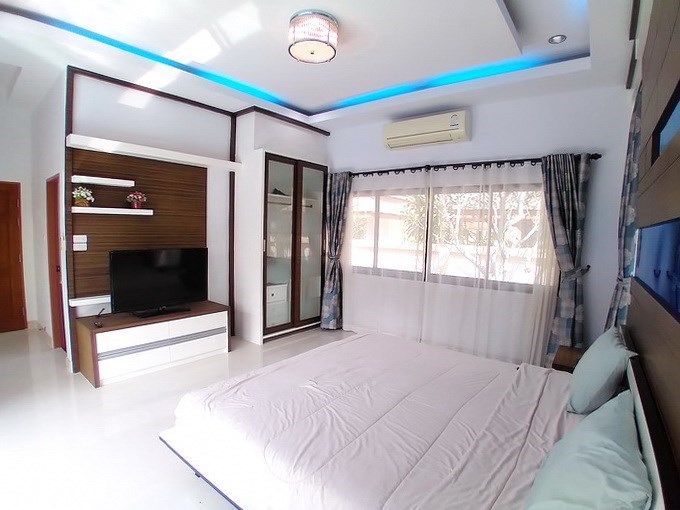 House for rent Pattaya showing the master bedroom 