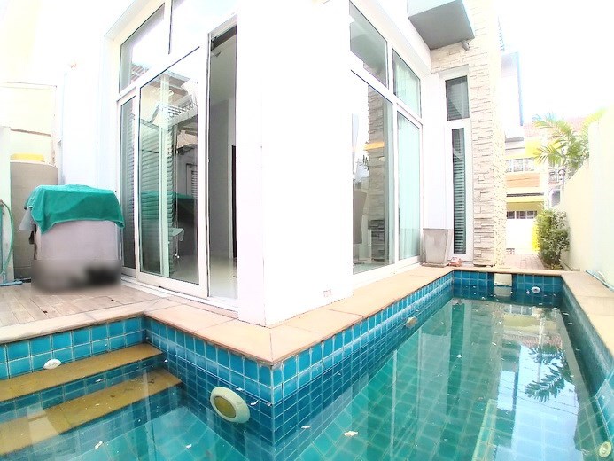 House for rent Pattaya showing the pool and terrace House for rent Pattaya showing the pool and terrace