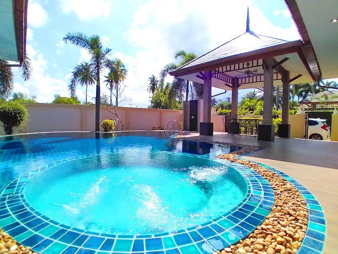 House for rent Pattaya showing the pool and Jacuzzi 