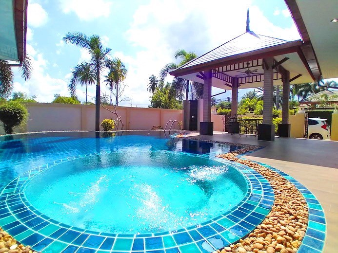 House for sale Pattaya showing the pool and Jacuzzi House for sale Pattaya showing the pool and Jacuzzi