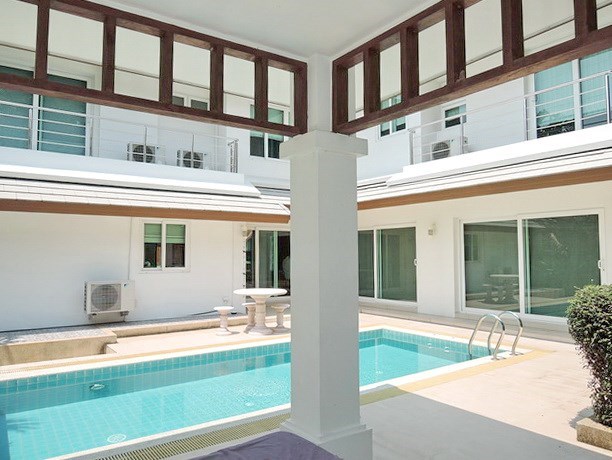 House for rent Pattaya showing the sala, terrace and pool 