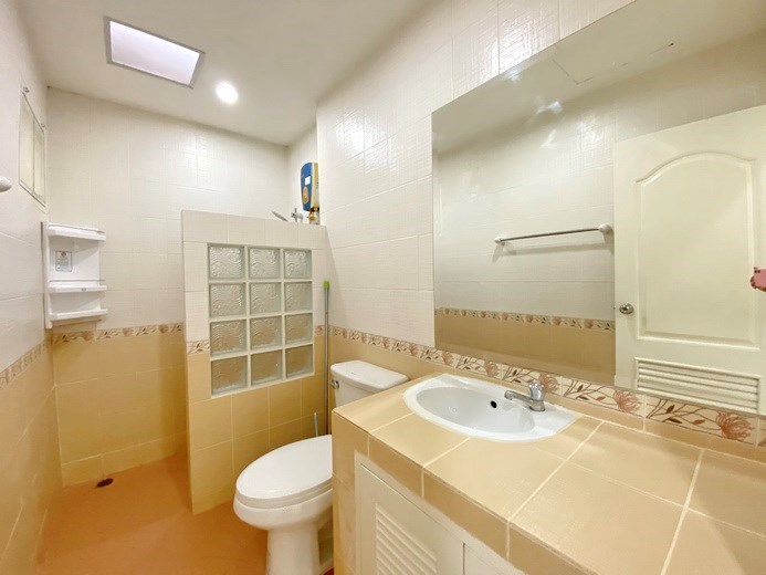 House for rent Pattaya showing the second bathroom 