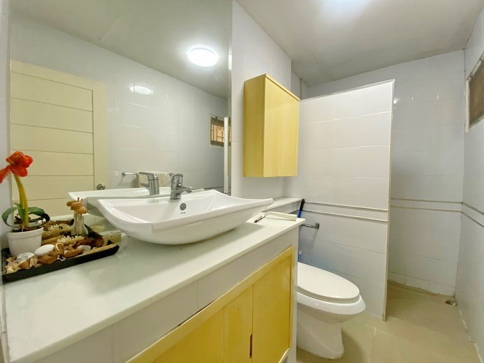 House for rent Pattaya showing the second bathroom