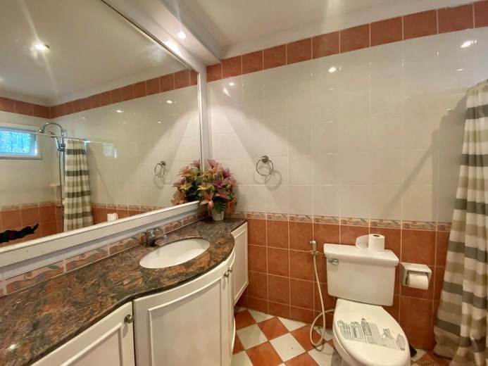 House for rent Pattaya showing the second bathroom