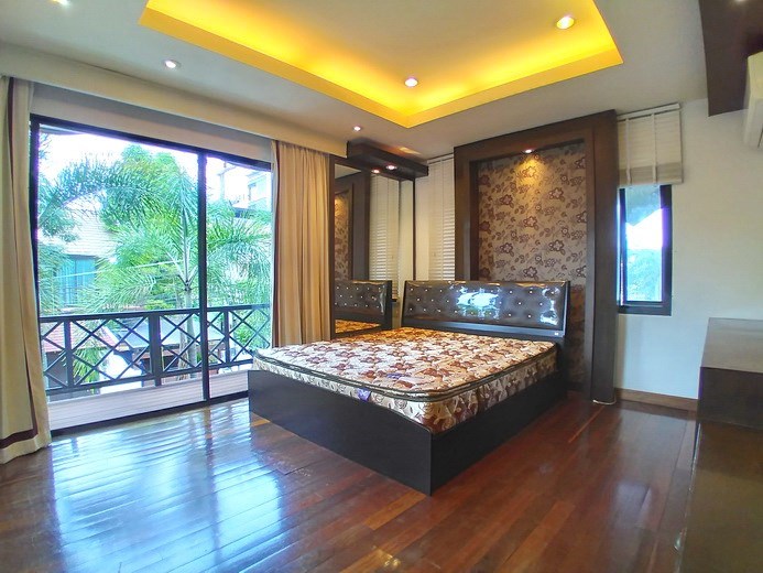 House for rent Pattaya showing the second bedroom and balcony 