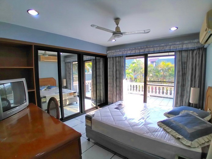 House for rent Pattaya showing the third bedroom with balcony 
