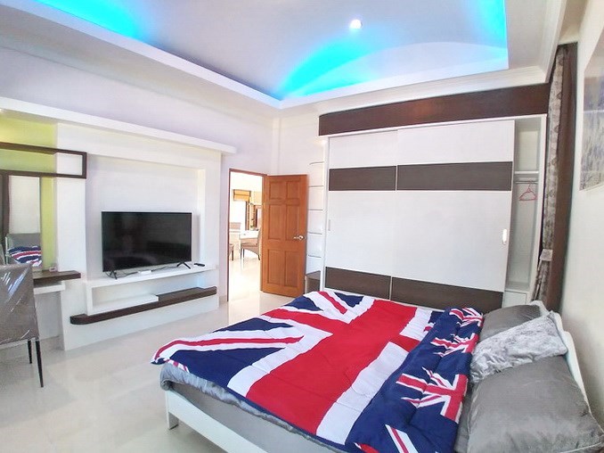 House for sale Pattaya showing the third bedroom with wardrobes House for sale Pattaya showing the third bedroom with wardrobes