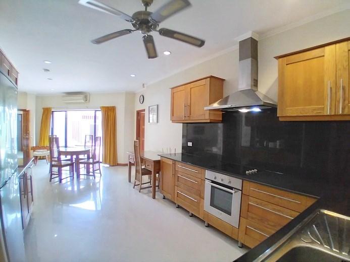 House for rent Pratumnak Hill showing the dining and kitchen areas House for rent Pratumnak Hill showing the dining and kitchen areas