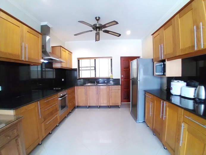 House for rent Pratumnak Hill showing the kitchen House for rent Pratumnak Hill showing the kitchen
