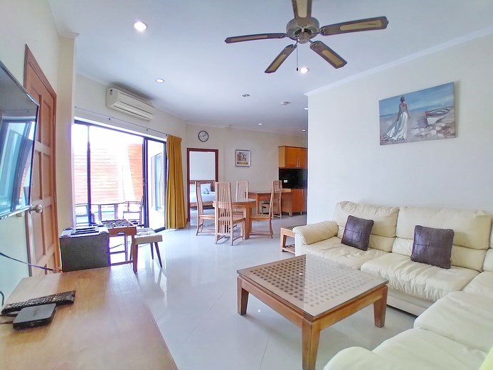 House for rent Pratumnak Hill showing the living and dining areas House for rent Pratumnak Hill showing the living and dining areas