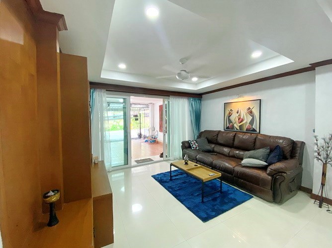 House for rent Pratumnak Hill showing the living room 