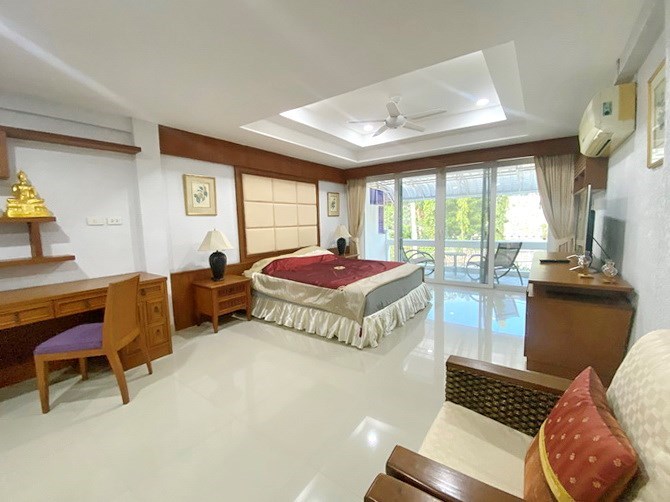 House for rent Pratumnak Hill showing the master bedroom and balcony 