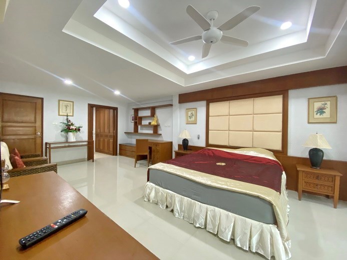 House for rent Pratumnak Hill showing the master bedroom suite 