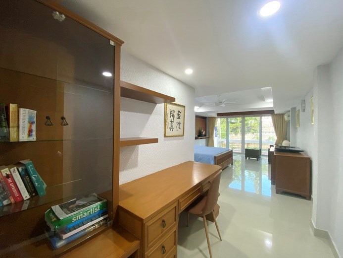 House for rent Pratumnak Hill showing the office area 