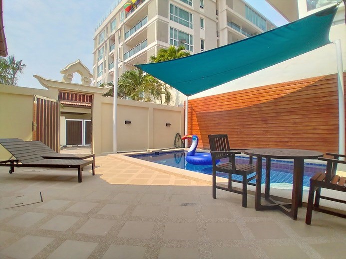House for rent Pratumnak Hill showing the terrace and pool House for rent Pratumnak Hill showing the terrace and pool