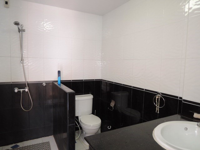 House for rent Pratumnak Hill Pattaya showing the master bathroom