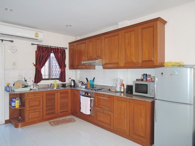 House for rent Pratumnak Hill Pattaya showing the kitchen