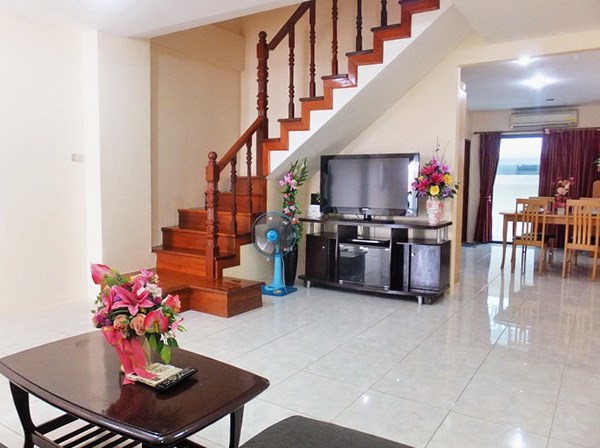 House for rent Pratumnak Pattaya showing the living and dining areas 