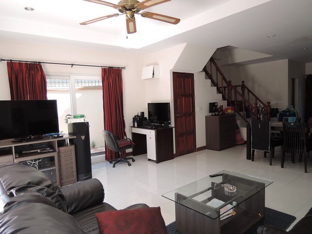 House for rent Pratumnak Hill Pattaya showing the living and dining areas