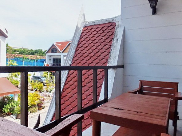 House for rent Pratumnak Pattaya showing the balcony 