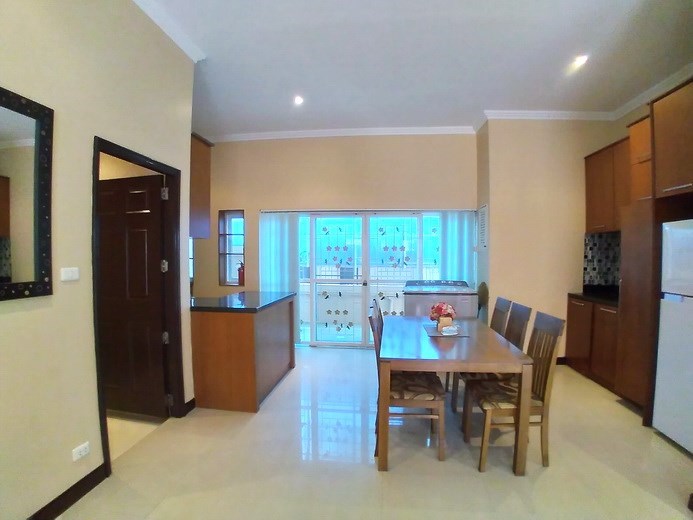 House for rent Pratumnak showing the dining area 