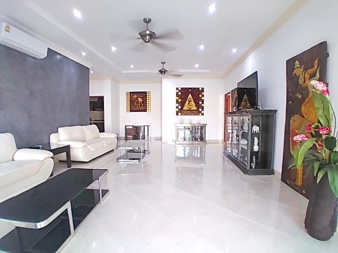 House for rent South Pattaya showing the large living room 