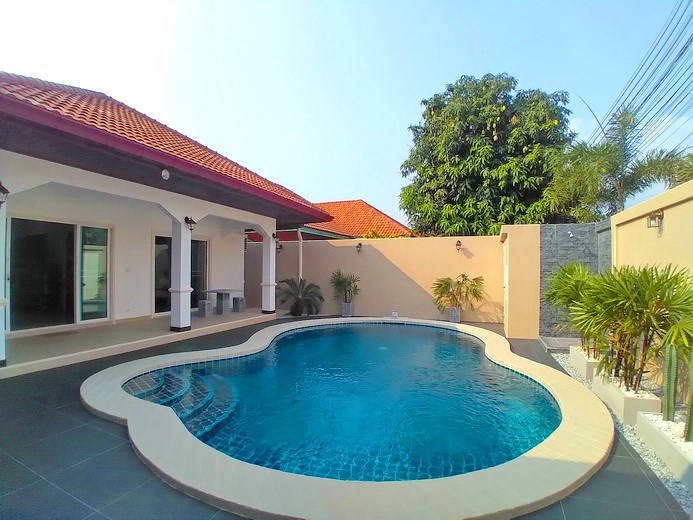 House for rent South Pattaya showing the pool and poolside shower