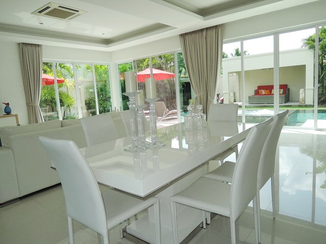 House for rent The Vineyard Pattaya showing the dining area poolside