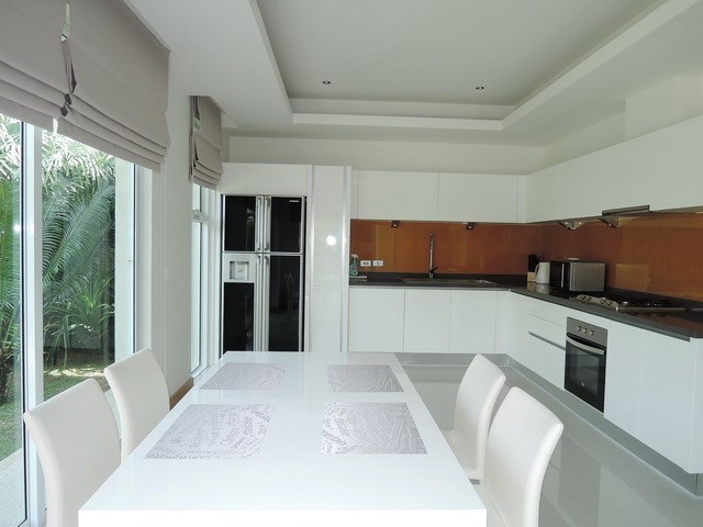 House for rent The Vineyard Pattaya showing the dining and kitchen areas