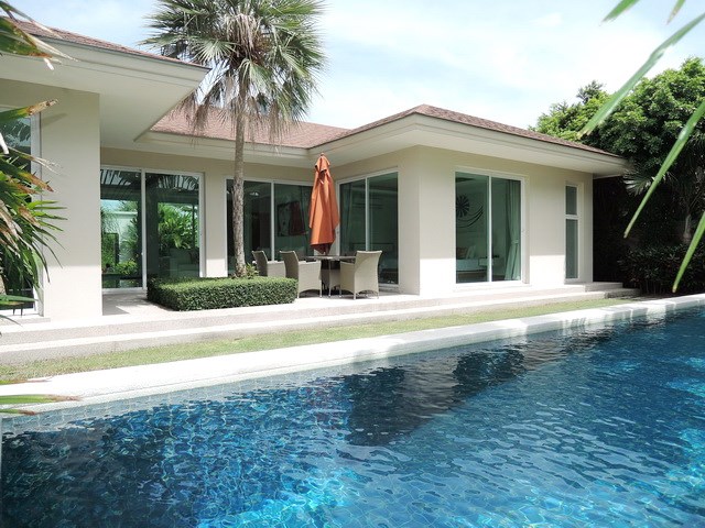 House for rent The Vineyard Pattaya showing the house and swimming pool