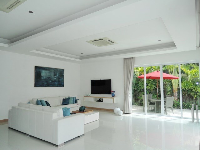 House for rent The Vineyard Pattaya showing the living room with morning terrace