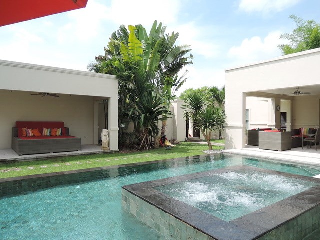 House for rent The Vineyard Pattaya showing the raised jacuzzi