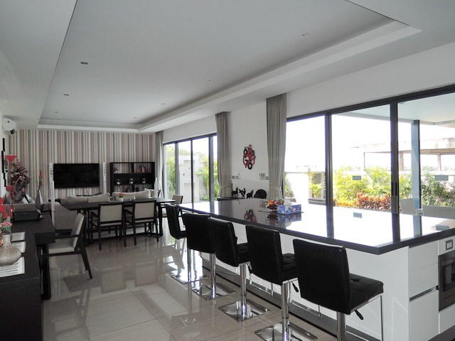 House for rent Amaya Hill Pattaya showing the breakfast bar