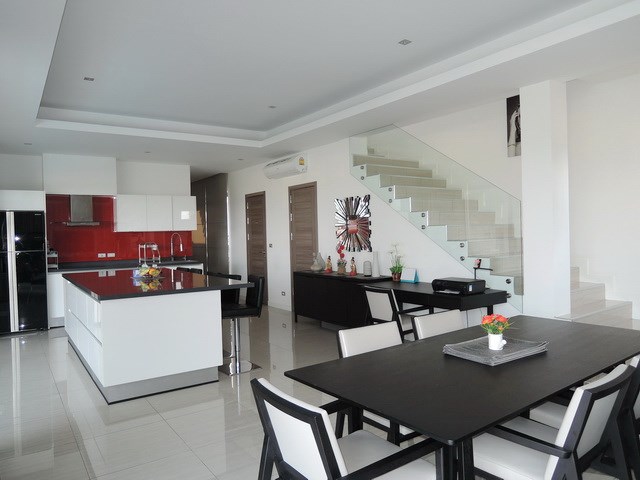 House for rent Amaya Hill Pattaya showing the dining and kitchen areas