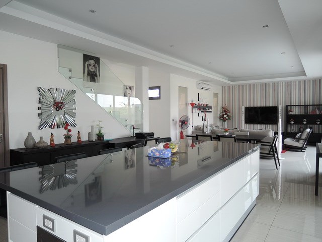 House for rent Amaya Hill Pattaya showing the large kitchen island