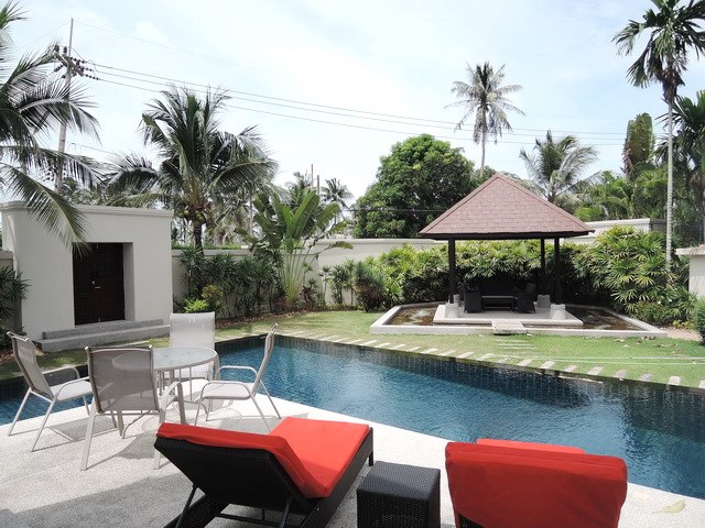 House for rent at Pattaya The Vineyard showing the terrace swimming pool and sala